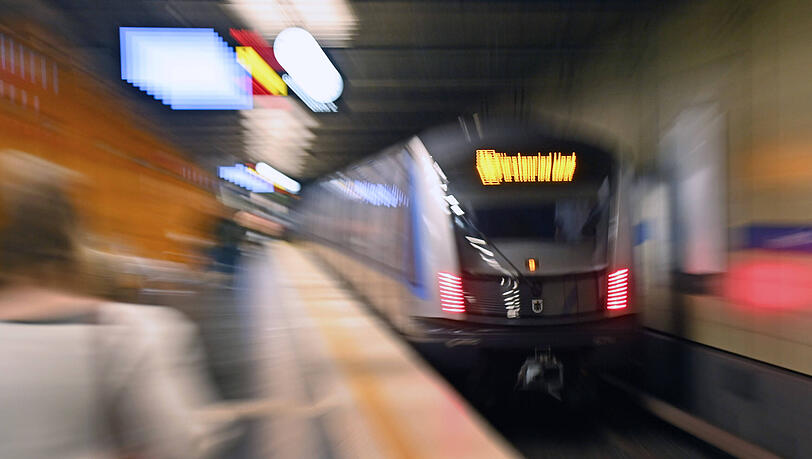 Eine einfahrende U-Bahn der Linie U6. Polizisten haben vier Männer festgenommen, die an der Station Dietlindenstraße einen abgestellten U-Bahn-Zug beschmiert haben sollen. (Symbolbild) Eine einfahrende U-Bahn der Linie U6. Polizisten haben vier Männer festgenommen, die an der Station Dietlindenstraße einen abgestellten U-Bahn-Zug beschmiert haben sollen. (Symbolbild)