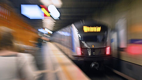Eine einfahrende U-Bahn der Linie U6. Polizisten haben vier M&auml;nner festgenommen, die an der Station Dietlindenstra&szlig;e einen abgestellten U-Bahn-Zug beschmiert haben sollen. (Symbolbild)