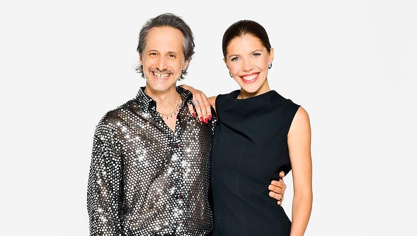 Michael Ostrowski und Victoria Swarovski bilden beim Eurovision Song Contest 2026 in Wien das Moderationsduo. Im Green Room kommt noch Emily Busvine hinzu.