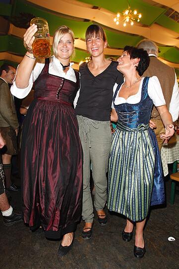 Susi Erdmann feiert mit Sportlerkollegen
