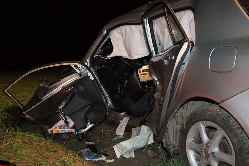 Horror-Unfall im Landkreis Erding: Ein Ehepaar stirbt nach einem Zusammenstoß mit einem 26-jährigen Autofahrer. Der Mann wird leicht verletzt. Die Ursache des Unfalls, der sich am späten Mittwochnachmittag ereignete, ist noch unklar. Hier sehen Sie die Bilder vom Unfallort.