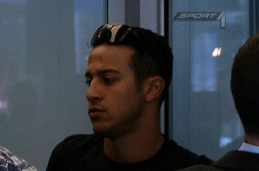 Thiago Alcantara im Ankunftsbereich des Flughafens München.