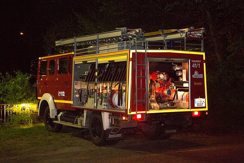 Aus bislang ungeklärter Ursache ging in Traunreut ein Kleinwagen in Flammen auf und brannte komplett aus.