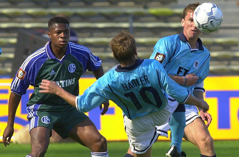 9. September 2000: Die Löwen Thomas Häßler (Vordergrund) und Marco Kurz (rechts) nehmen sich des Schalkers Angreifers Emile M'Penza an.