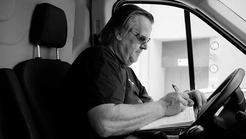 Walter ist Fahrer bei der Münchner Tafel. Er ist einer der wenigen festangestellten Mitarbeiter. Walter ist Fahrer bei der Münchner Tafel. Er ist einer der wenigen festangestellten Mitarbeiter.