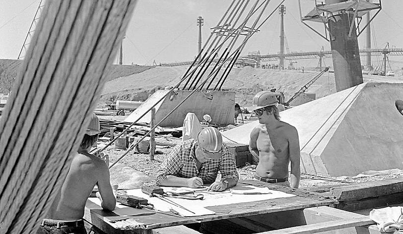 1971: Ein Bauzeichner im Stadion bei der Arbeit.