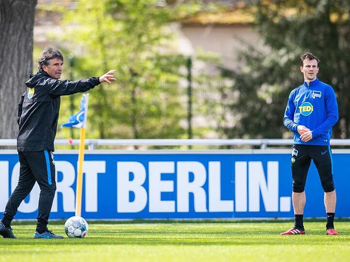 Bruno Labbadia (l) setzt im Derby auf Vladimir Darida.
