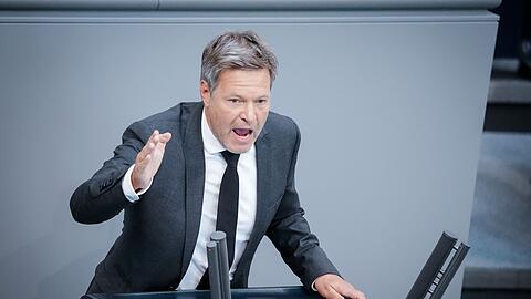 Mit Verve zum Gegenschlag: Der in der Kritik stehende Wirtschaftsminister Habeck hat die Opposition im Bundestag scharf attackiert.