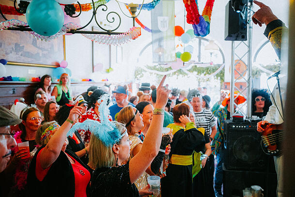 Eindruck vom Wirtshausfasching 2025 im Weissen Br&auml;uhaus. Auch in diesem Jahr wird bei vielen Innenstadtwirten gefeiert.