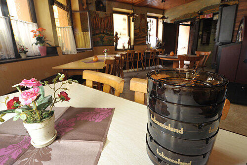 So sieht&rsquo;s derzeit in der Zentralhalle aus: leere Aschenbecher, leere Tische. Willi befürchtet Umsatzeinbrüche.
