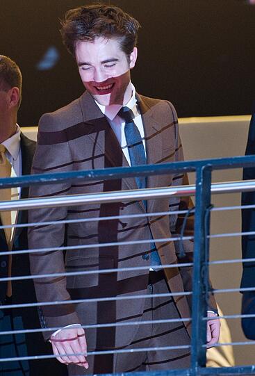 Robert Pattinson betrachtet schon mal die Massen, die ihn erwarten.