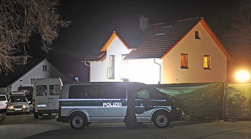 Brutaler Doppelmord in Notzing bei Erding: Ein Ehepaar wurde tot im Garten verscharrt. Der 21-jährige Täter hat sich gestellt - er ist der Ex-Freund der Tochter.