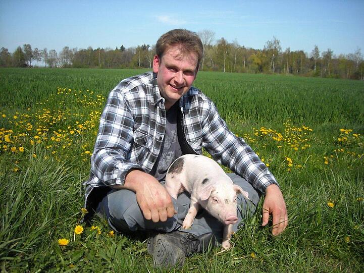 Der sanfte Georg ist Schweinebauer (33) und kommt aus Bayerisch-Schwaben. Dort lebt er mit seiner Familie auf einem großen Hof. Der 1,97 Meter große Bayer versorgt mit seiner Familie über 1000 Schweine und bewirtschaftet noch zusätzlich 70 ha Acker- und Forstland. Wenn die Arbeit getan ist, fühlt sich der gutmütige Bayer in seinem Haus oft allein und träumt von einer Frau, die endlich Schwung in sein Leben bringt. Der 33Jährige hatte erst eine richtige Beziehung. Seit fünf Jahren ist er wieder auf der Suche nach der Liebe: "Ich bin sehr schüchtern, aber auch wenn ich unterwegs bin, da war einfach noch nicht die Richtige dabei." So gern er eine Frau liebevoll umsorgen würde, immer wieder verlässt ihn der Mut, den ersten Schritt zu machen. Der sanfte Schweinebauer sehnt sich nach einer treuen Partnerin, die auch mal auf dem Hof hilft, auf die er sich blind verlassen kann und die immer für ihn da ist. Georg sucht die große Liebe fürs Leben und wünscht sich mit seiner Auserwählten viele eigene Kinder.