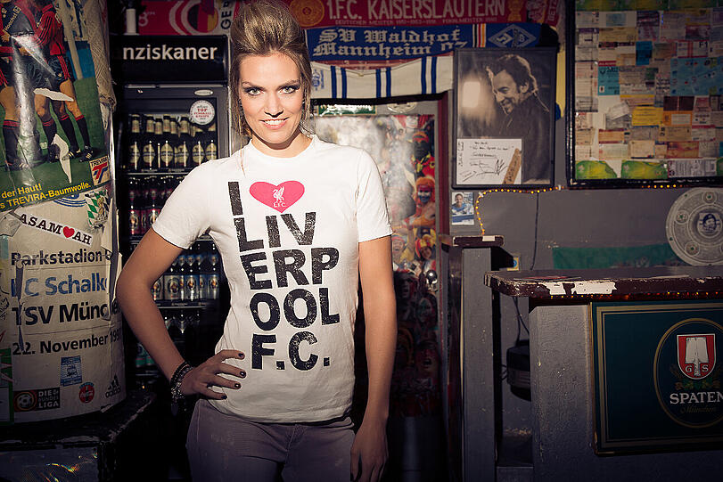 Münchens Fußball-Kult-Kneipe "Stadion an der Schleißheimer Straße" kennt Julia bestens: Bereits Ende 2008 machte sie von hier aus für die damalige DSF-Sendung "Samstag live" erste Live-Schalten während der Fußball-Bundesliga.
