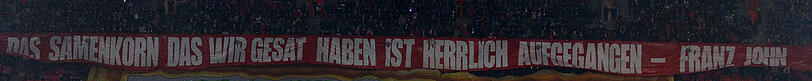 Die Choreo zum 115. Jubiläum des FC Bayern vor dem Anpfiff gegen den 1. FC Köln.
