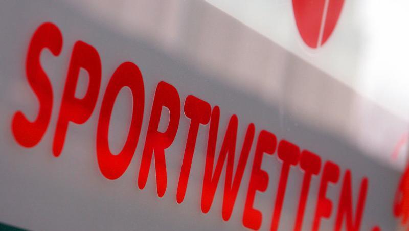 Der italienische Fußball wird erneut von einem Wettskandal erschüttert. Der italienische Fußball wird erneut von einem Wettskandal erschüttert.