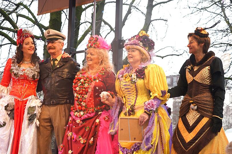 Showacts und Tanz der Marktweiber - hier gibt's die besten Bilder vom Faschingstreiben am Viktualienmarkt.