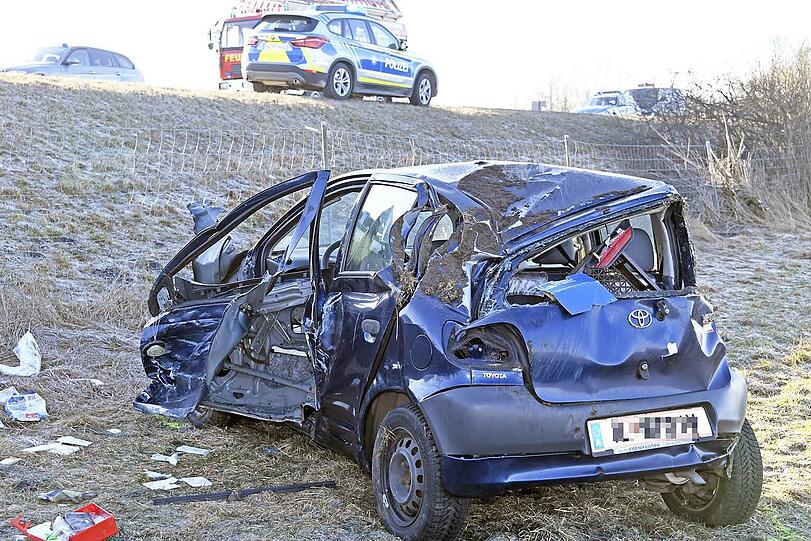 Wie die Polizei berichtet, war gegen 6.30 Uhr ein Toyota aus Richtung Flughafen kommend auf die Flughafentangte in Richtung Erding aufgefahren.