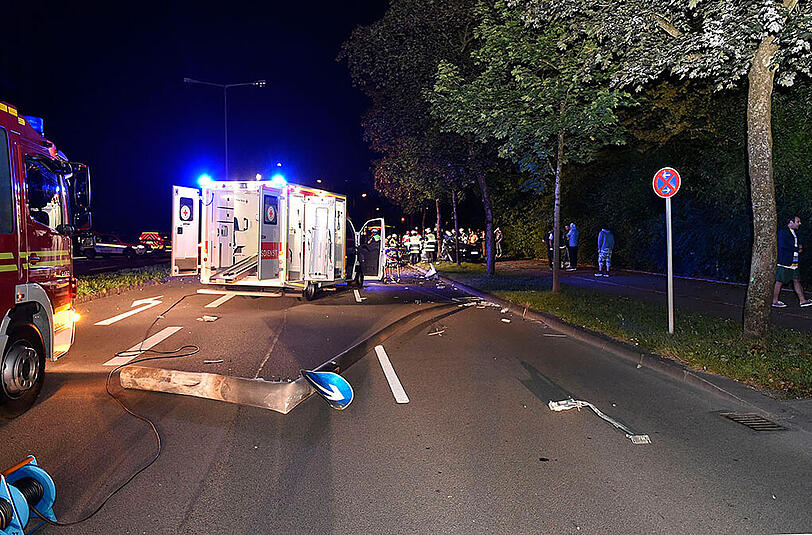 Der Lichtmast landete rund 50 Meter weiter auf der Straße.