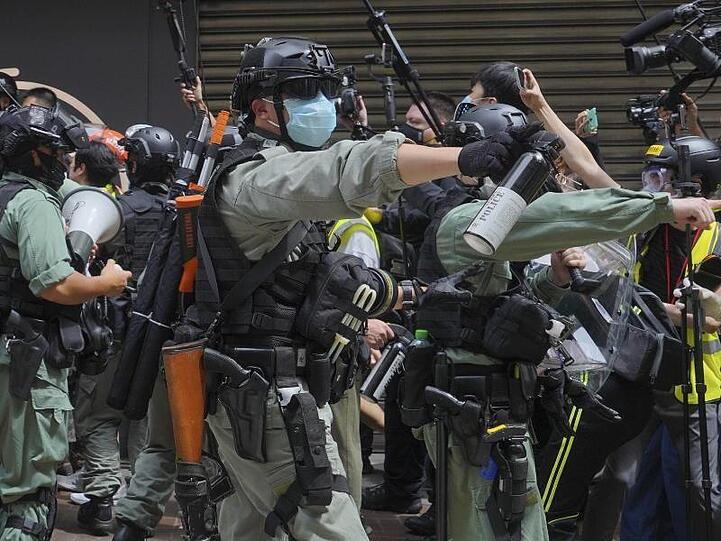 Die Polizei ging mit Tränengas, Wasserwerfern und Pfefferspray vor, um die nicht genehmigten Proteste sofort im Keim zu ersticken.