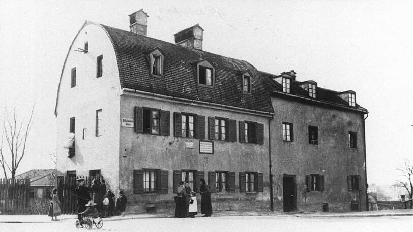 Ein historisches Bild des Baus &ndash; damals noch mit Tonnendach.