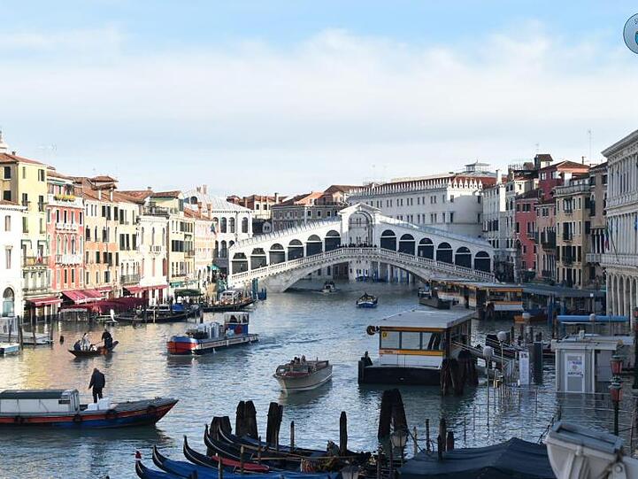 Blick über den Canal Grande auf die Rialtobrücke.