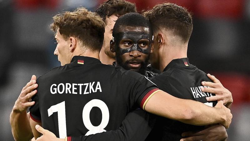 Die deutschen Spieler feiern mit Torschütze Leon Goretzka.