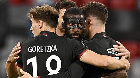 Die deutschen Spieler feiern mit Torsch&uuml;tze Leon Goretzka.