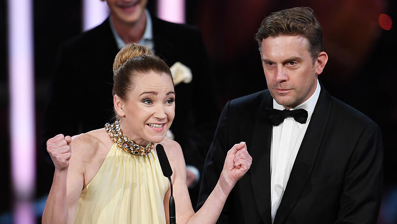 Lisa Maria Potthoff und Sebastian Bezzel 2020 bei der Verleihung des Bayerischen Filmpreises im Prinzregententheater München. Die Darsteller und das Team wurden mit dem Publikumspreis für den Film "Leberkäsjunkie" ausgezeichnet. Lisa Maria Potthoff und Sebastian Bezzel 2020 bei der Verleihung des Bayerischen Filmpreises im Prinzregententheater München. Die Darsteller und das Team wurden mit dem Publikumspreis für den Film "Leberkäsjunkie" ausgezeichnet.
