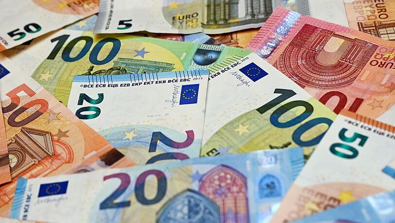 Eurobanknoten liegen auf einem Tisch.