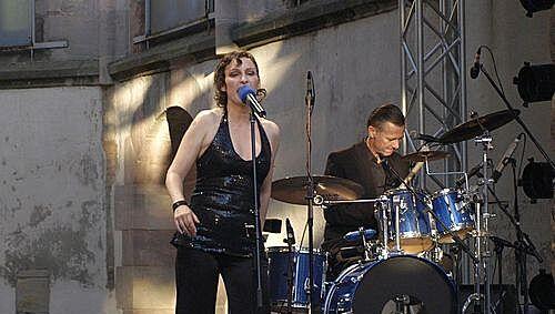 Immer noch die etwas andere "Diva": Cora Frost mit ihrer "Butterband" zur Saisoneröffnung in der Katharinen-Ruine. Immer noch die etwas andere "Diva": Cora Frost mit ihrer "Butterband" zur Saisoneröffnung in der Katharinen-Ruine.