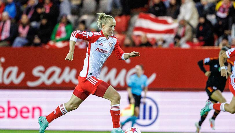 Lea Schüller vom FC Bayern München spielt den Ball.