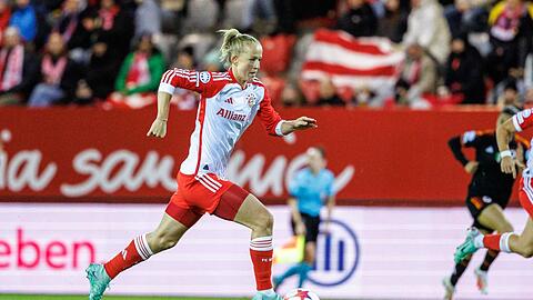 Lea Schüller vom FC Bayern München spielt den Ball.
