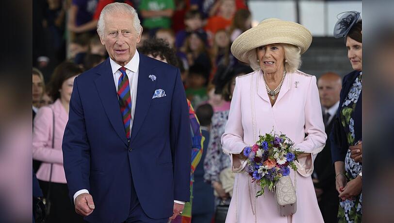 König Charles bei seinem Besuch des walisischen Parlaments zusammen mit Ehefrau, Königin Camilla.