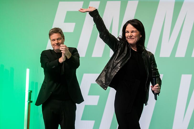 Annalena Baerbock verlässt nach Ihrer Rede neben Robert Habeck bei einer Wahlkampfveranstaltung der Grünen unter dem Motto "Dialog statt Duell" in der Columbiahalle die Bühne.