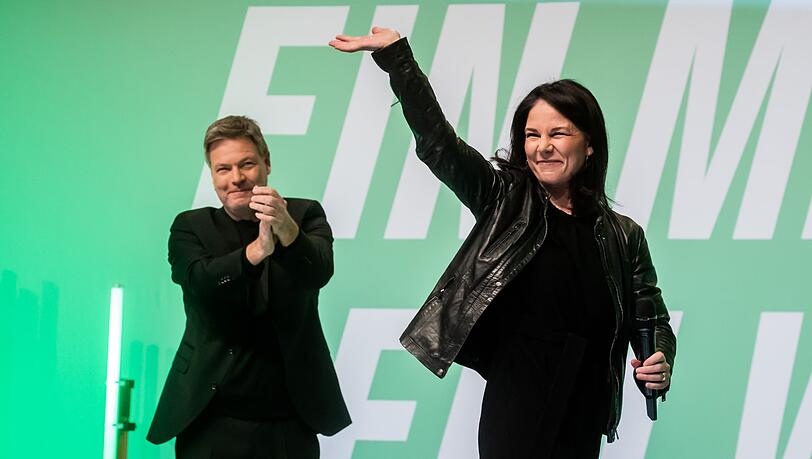 Annalena Baerbock verlässt nach Ihrer Rede neben Robert Habeck bei einer Wahlkampfveranstaltung der Grünen unter dem Motto "Dialog statt Duell" in der Columbiahalle die Bühne. Annalena Baerbock verlässt nach Ihrer Rede neben Robert Habeck bei einer Wahlkampfveranstaltung der Grünen unter dem Motto "Dialog statt Duell" in der Columbiahalle die Bühne.