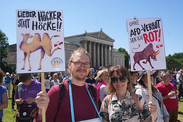 Tim Conradi und Michaela Conradi bei der Demo zum Aktionstag für ein AfD-Verbot. Tim Conradi und Michaela Conradi bei der Demo zum Aktionstag für ein AfD-Verbot.