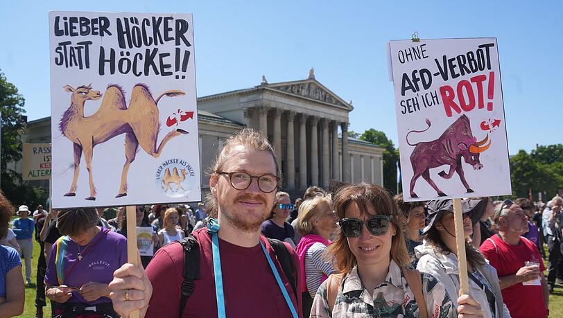 Tim Conradi und Michaela Conradi bei der Demo zum Aktionstag für ein AfD-Verbot. Tim Conradi und Michaela Conradi bei der Demo zum Aktionstag für ein AfD-Verbot.