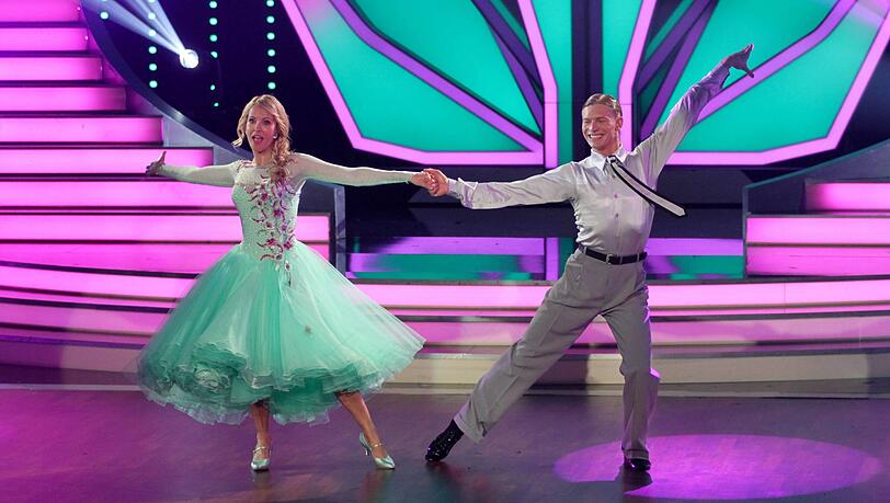 Katja Burkard und Profitänzer Paul Lorenz schwebten 2015 gemeinsam übers "Let's Dance"-Parkett. Katja Burkard und Profitänzer Paul Lorenz schwebten 2015 gemeinsam übers "Let's Dance"-Parkett.