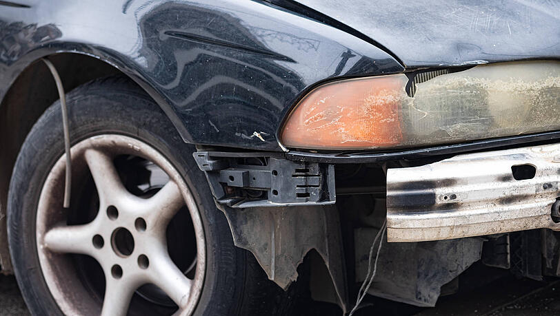Einige der auf dem Gelände abgestellten Fahrzeuge wirken stark beschädigt oder nicht mehr fahrbereit. Der sogenannte Autofriedhof am Riemer Park beschäftigt die Münchner Behörden seit Jahren. (Symbolbild) Einige der auf dem Gelände abgestellten Fahrzeuge wirken stark beschädigt oder nicht mehr fahrbereit. Der sogenannte Autofriedhof am Riemer Park beschäftigt die Münchner Behörden seit Jahren. (Symbolbild)