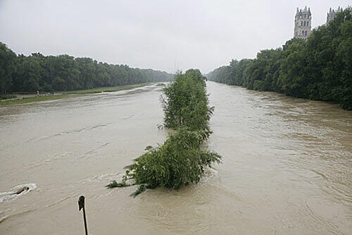 Hochwasser führende Isar in München