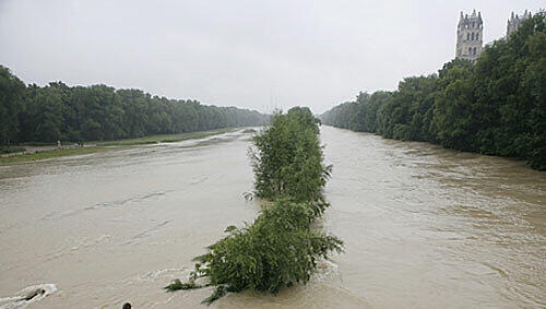 Hochwasser führende Isar in München Hochwasser führende Isar in München