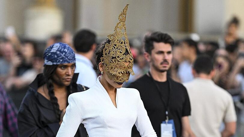 Zendaya pr&auml;sentiert in Paris einen au&szlig;ergew&ouml;hnlichen Kopfschmuck.