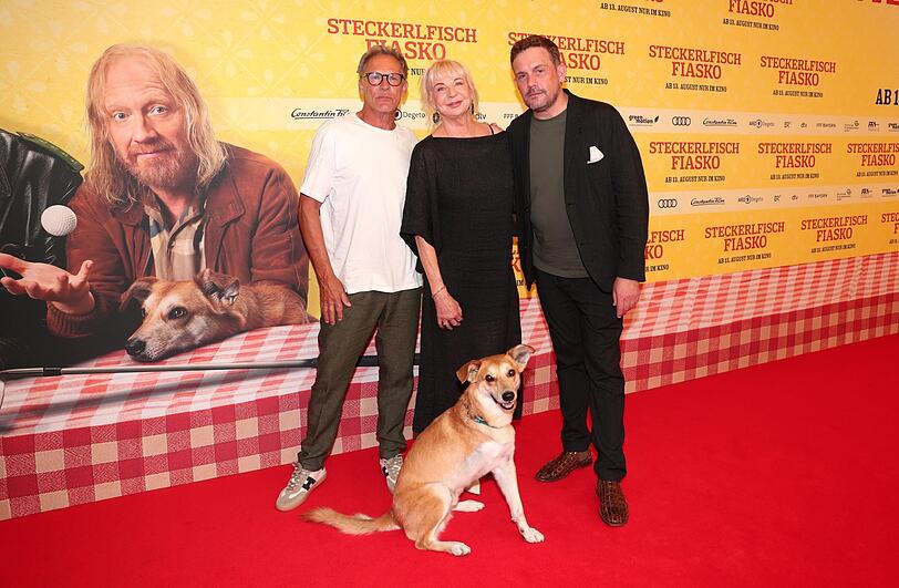 Christian Tramitz (links), Rita Falk und Sebastian Bezzel bei der Premiere von &bdquo;Steckerlfischfiasko&ldquo;. Foto: