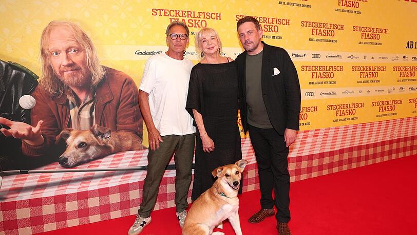 Christian Tramitz (links), Rita Falk und Sebastian Bezzel bei der Premiere von &bdquo;Steckerlfischfiasko&ldquo;. Foto:
