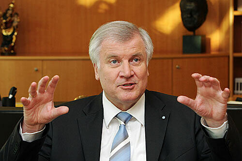 Seehofer: &bdquo;Und im Nichtraucherschutz wäre es jetzt die sauberste Lösung, wenn die Bevölkerung über den Inhalt des Gesetzes entscheidet&ldquo;.