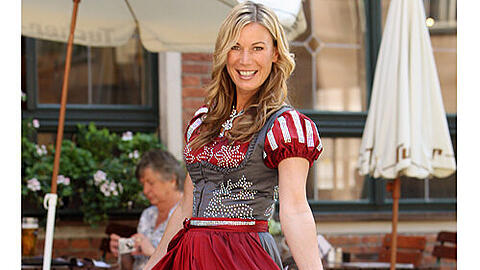 Birgit Gräfin von Bentzel strahlt im 100.000 Euro-Dirndl und freut sich auf die &bdquo;Nacht der Tracht&ldquo; im Nürnberger &bdquo;Bratwurst Röslein&ldquo;.