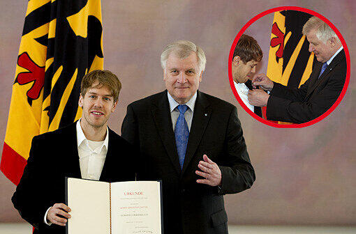 Zeremonie im Schloss Bellevue: Formel-1-Pilot Sebastian Vettel bekommt das Silberne Lorbeerblatt.