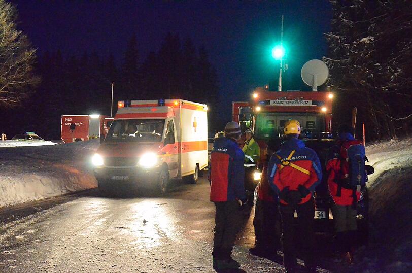 Rettungskräfte an der Unglücksstelle bei Inzell im Landkreis Traunstein