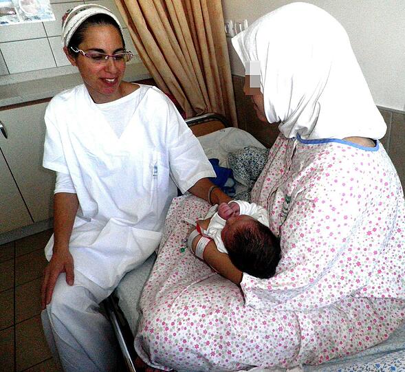Eine Mutter kurz nach der Geburt. In Syrien ist die medizinische Infrastruktur in manchen Gegenden zerstört, komplizierte Geburten können lebensbedrohlich werden.